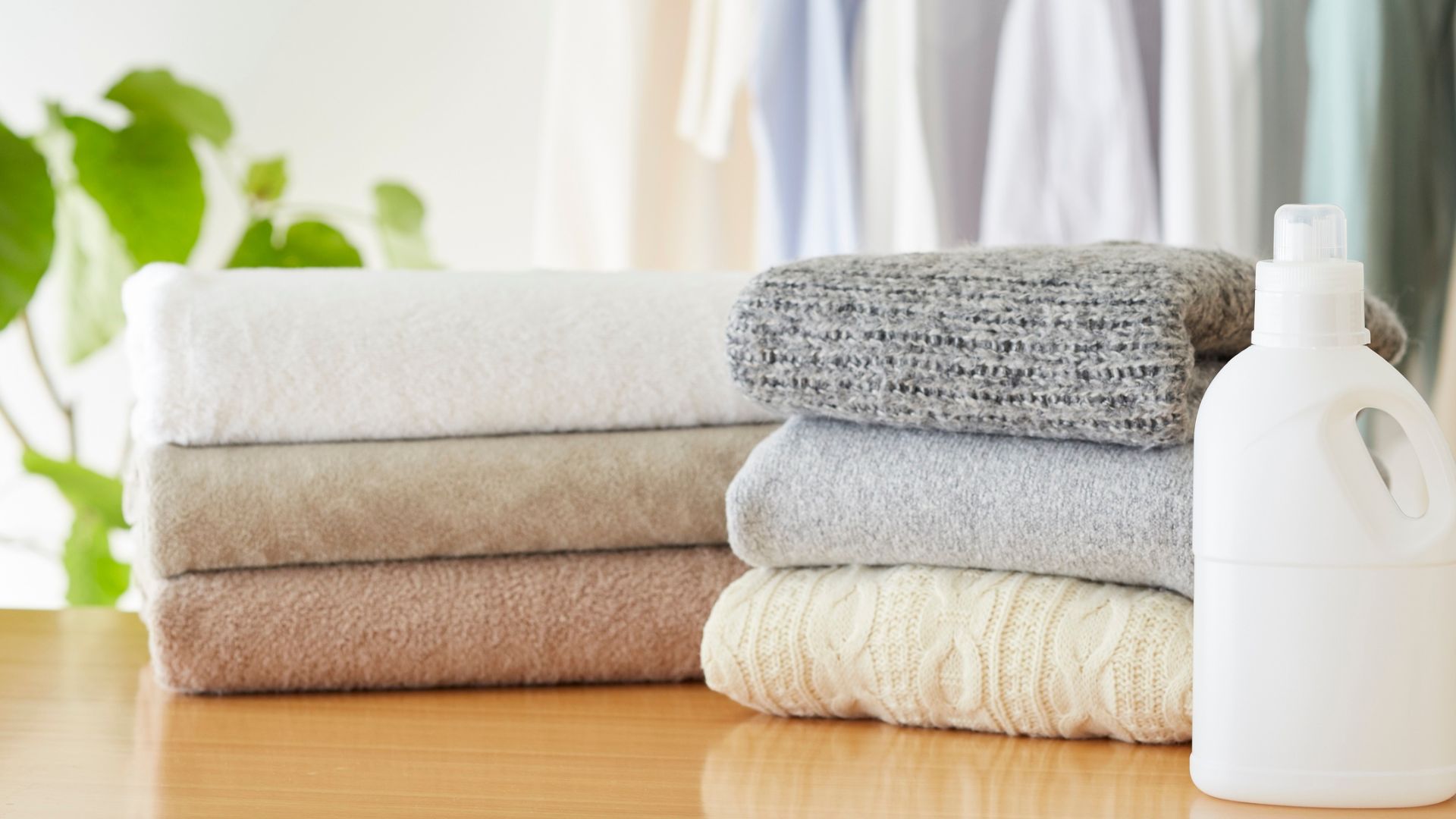 Draps et serviettes propres pliés après blanchisserie et pressing à Villars-les-Dombes